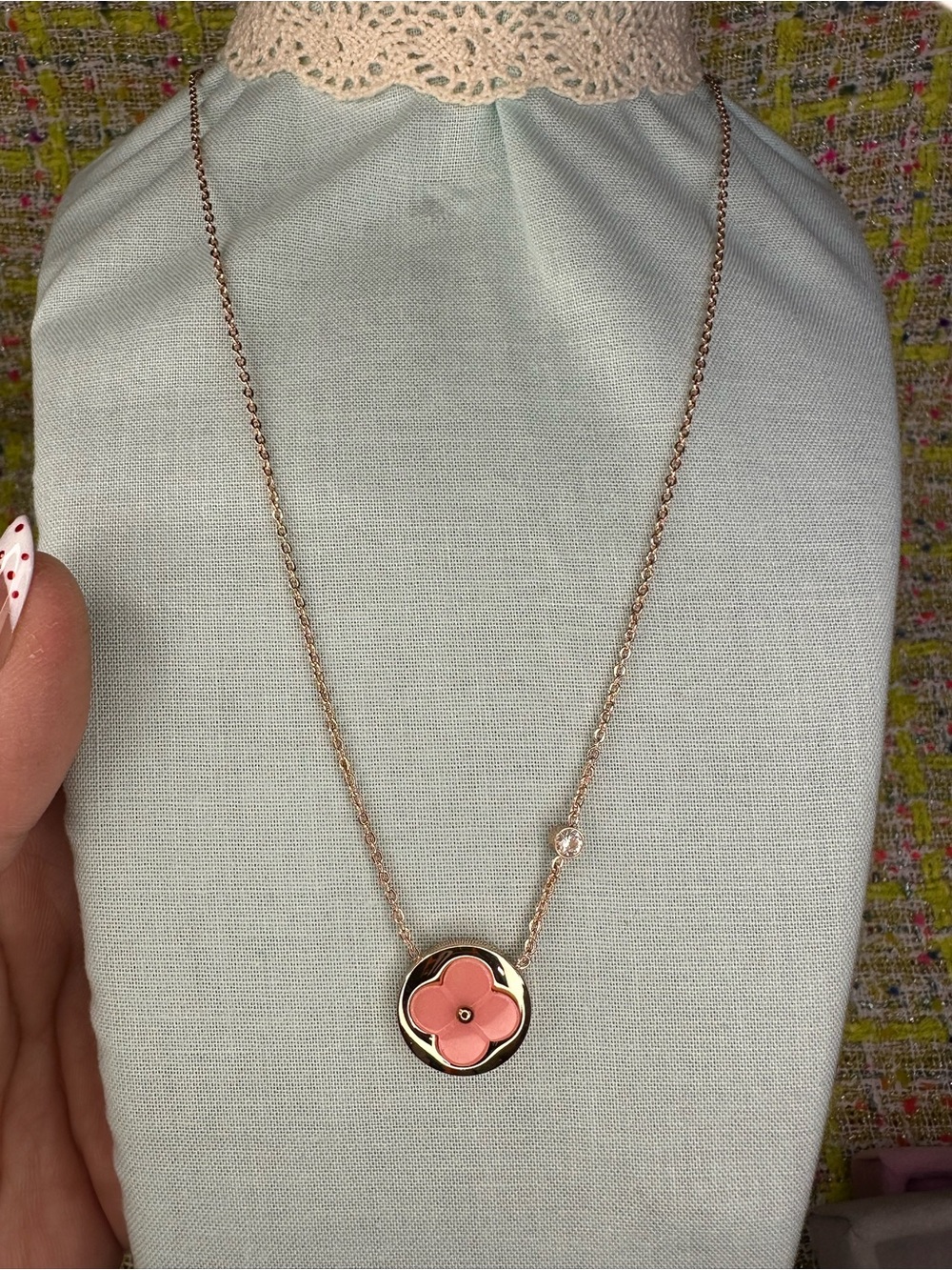 AA great Delicate Rose Gold Necklace with Pink Flower Pendant